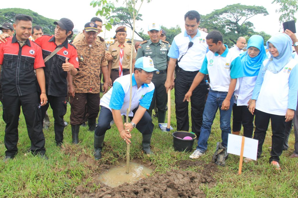 PERINGATI HMPI, WALIKOTA AJAK MASYARAKAT MENANAM POHON