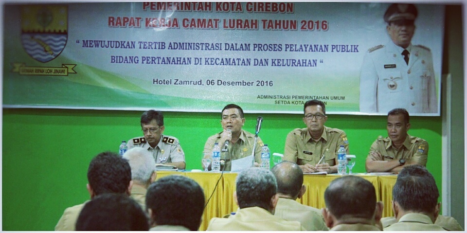 WALIKOTA CIREBON GELAR RAPAT KERJA BERSAMA CAMAT DAN LURAH SE-KOTA CIREBON